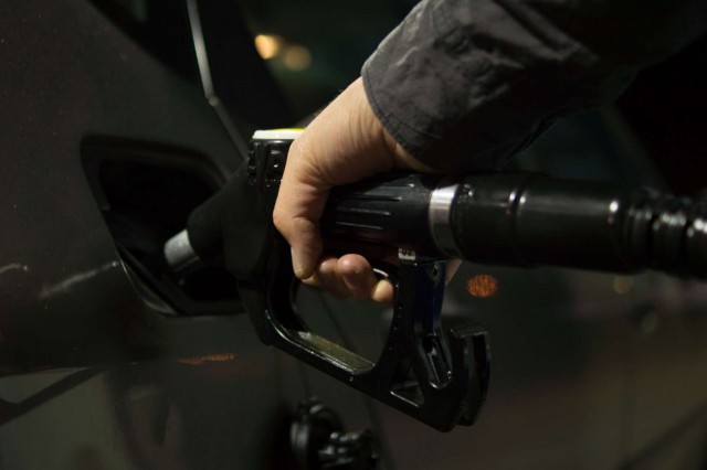 Sconto accise benzina 2026: perché il decreto salva-estate riguarda direttamente turismo e hotel