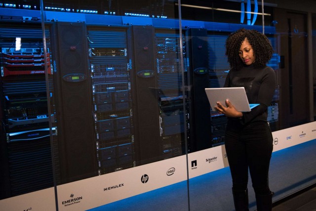 IBM crolla di oltre il 20% dopo l’allarme sui ricavi: perché gli hotel che investono male in tecnologia rischiano di distruggere valore