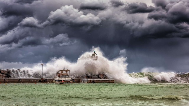 Tromba marina al Lido degli Estensi, due feriti e stabilimenti danneggiati: il rischio climatico entra nel conto economico del turismo