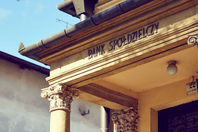 Banca Ifis scarica gli NPL e crolla in Borsa: il segnale che gli hotel indebitati non possono più ignorare