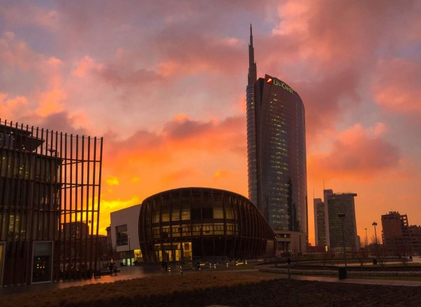 UniCredit può tornare su Fineco: il risiko bancario che cambierà credito e investimenti negli hotel