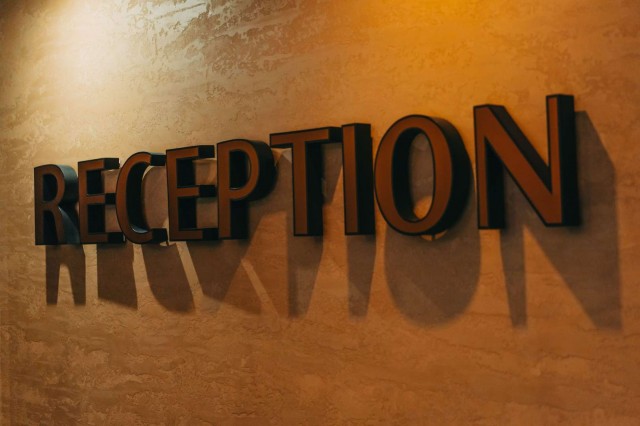 Check-in e check-out: quanto incidono davvero sulla reputazione, sulle tariffe e sul valore dell’hotel