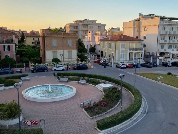 Pesaro cresce nel turismo, ma resta senz’acqua: quanto vale davvero investire in un hotel?